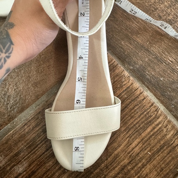 Fioni White wedge midi ( 2-2.5” ) heel. - Picture 8 of 8